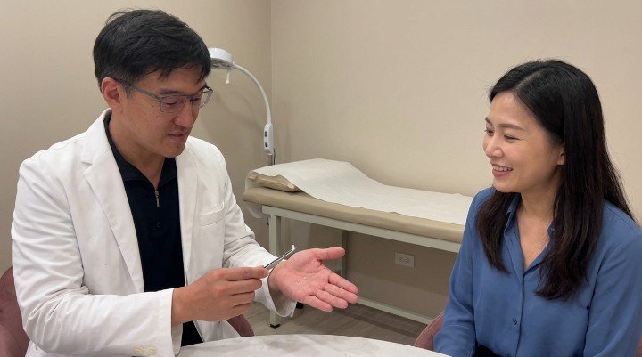 專業醫師解說如何讓抽脂疤痕隱形不見 顯微鏡下觀察傷口癒合與抽脂疤痕變化 術後使用矽膠凝膠淡化抽脂疤痕的過程 護理人員教導正確護理抽脂疤痕的方法