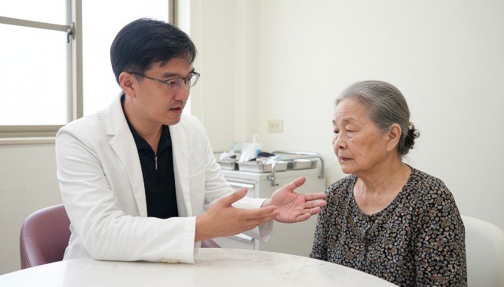 吳醫師展示專業無菌器械進行膿疱護理 患者臉部發炎區域搭配正確的膿疱護理 居家清潔步驟示意圖強化膿疱護理觀念 皮膚診所門診諮詢了解專業膿疱護理法